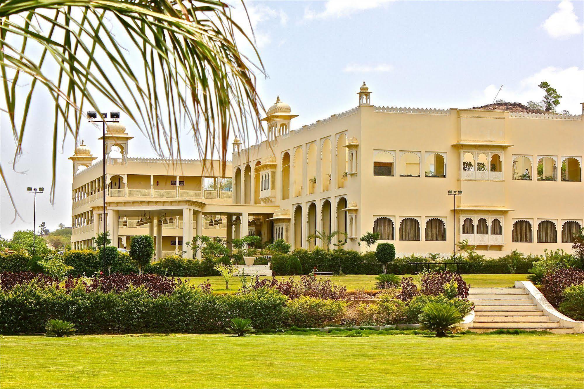 Club Mahindra Udaipur Hotel Bagian luar foto